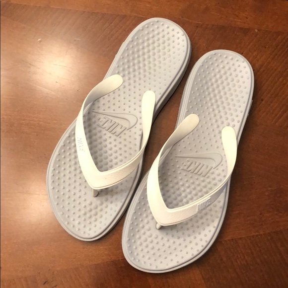 womens nike flip flops size 10